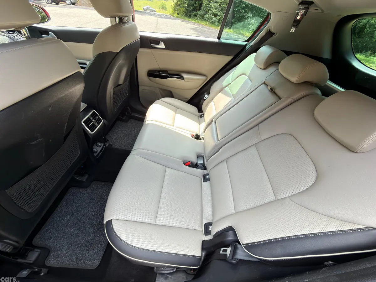 Kia Sportage SUV, Diesel Hybrid, 2021, Red
