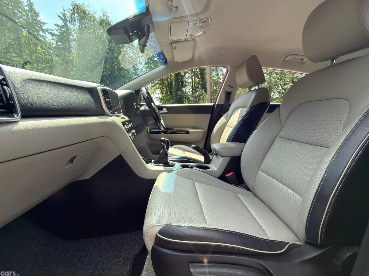 Kia Sportage SUV, Diesel Hybrid, 2021, Red