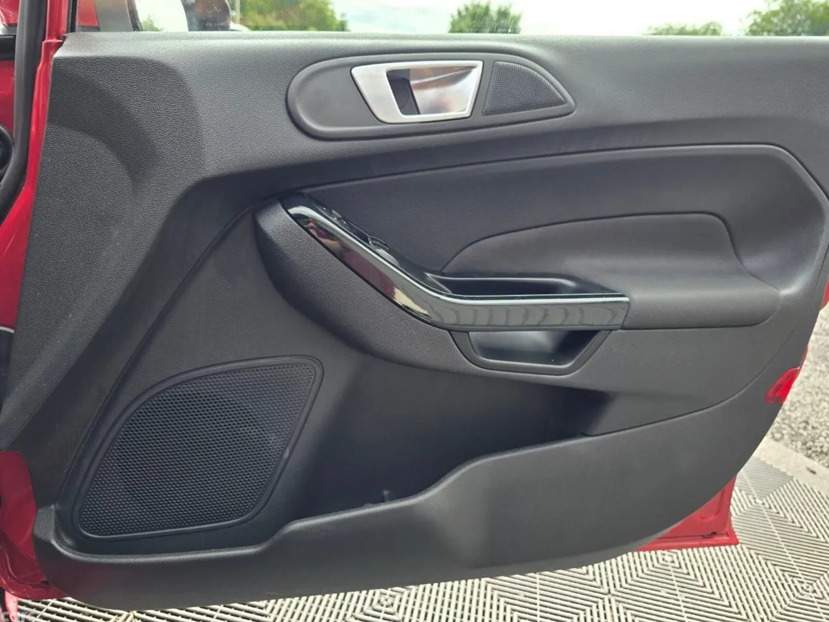 Ford Fiesta Hatchback, Petrol, 2015, Red