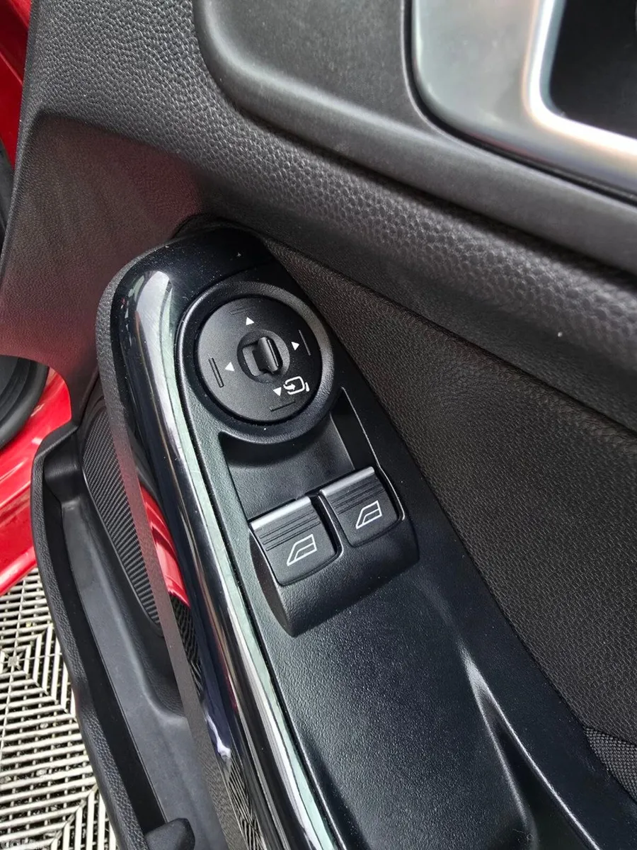 Ford Fiesta Hatchback, Petrol, 2015, Red