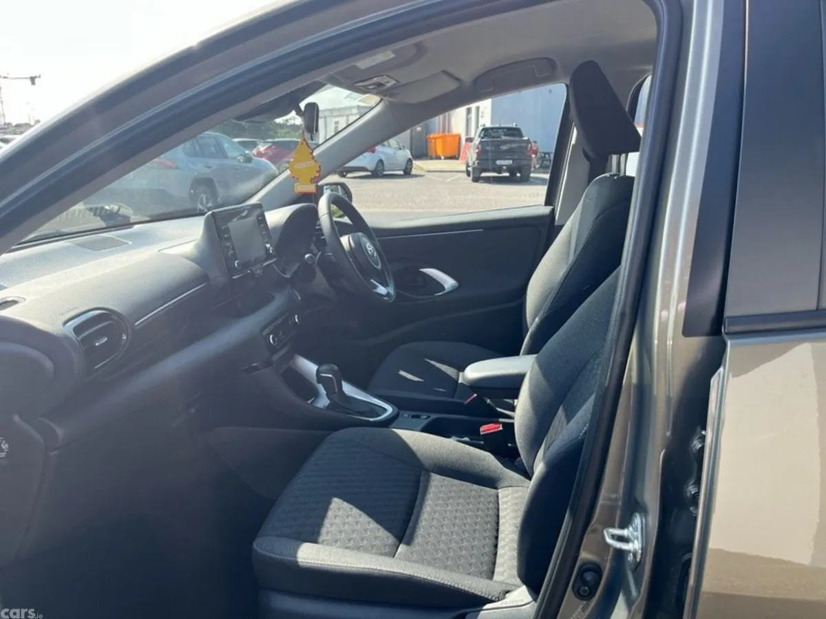 Toyota Yaris Hatchback, Petrol Hybrid, 2023, Bronze