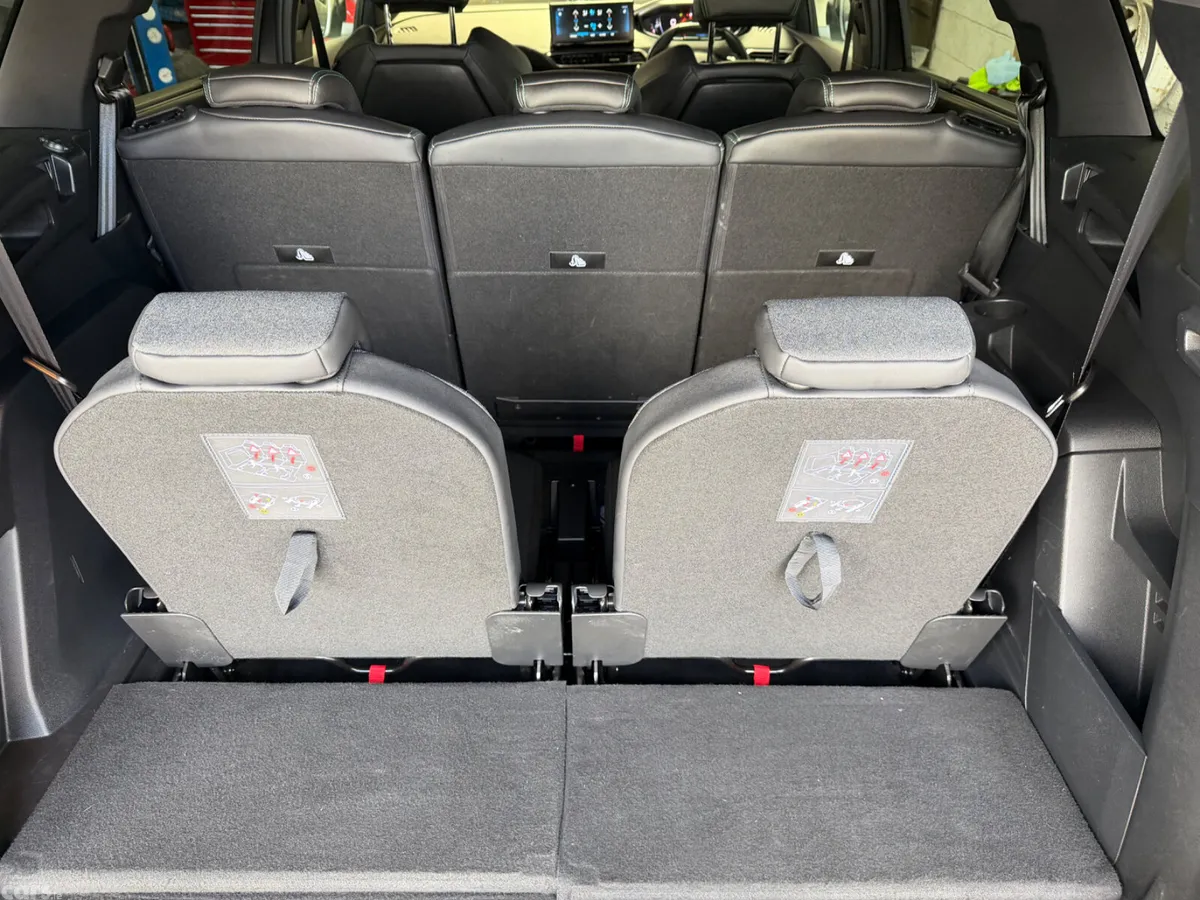 Peugeot 5008 MPV, Diesel, 2023, Grey