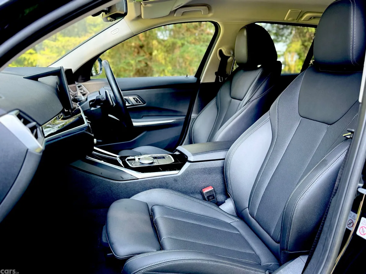 BMW 3-Series Estate/Jeep, Petrol Plug-in Hybrid, 2023, Black