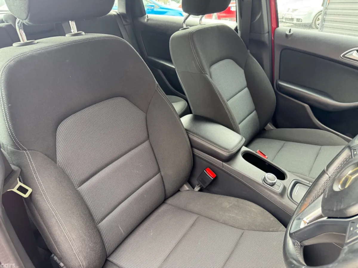 Mercedes-Benz B-Class Hatchback, Petrol, 2014, Red
