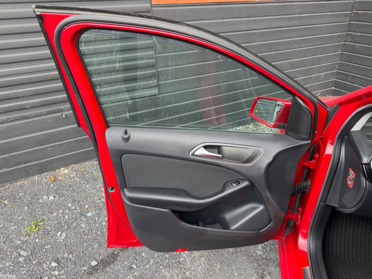 Mercedes-Benz B-Class Hatchback, Petrol, 2014, Red