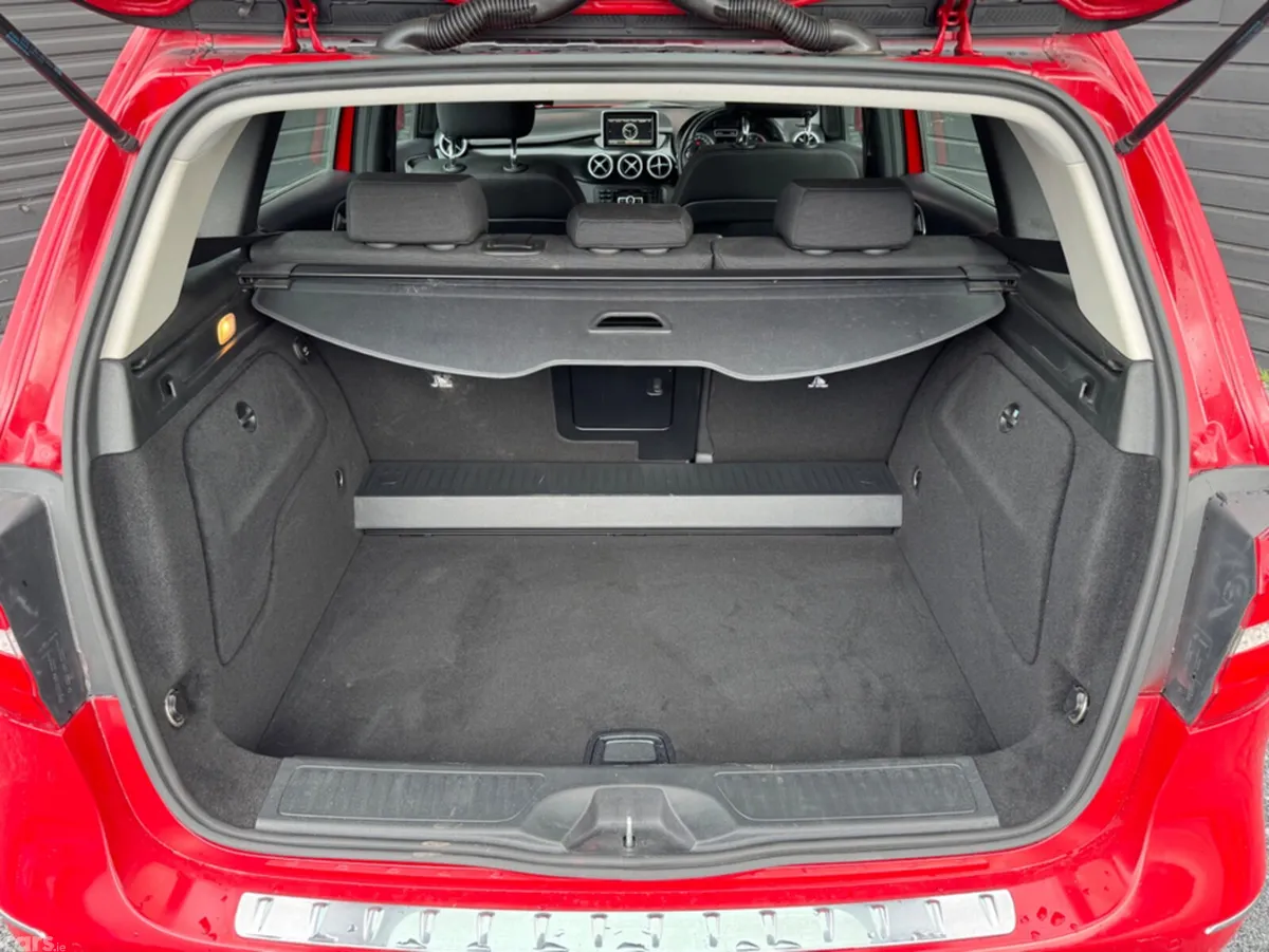 Mercedes-Benz B-Class Hatchback, Petrol, 2014, Red