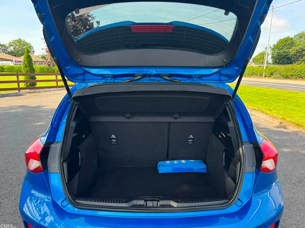 Ford Focus Hatchback, Petrol, 2022, Blue