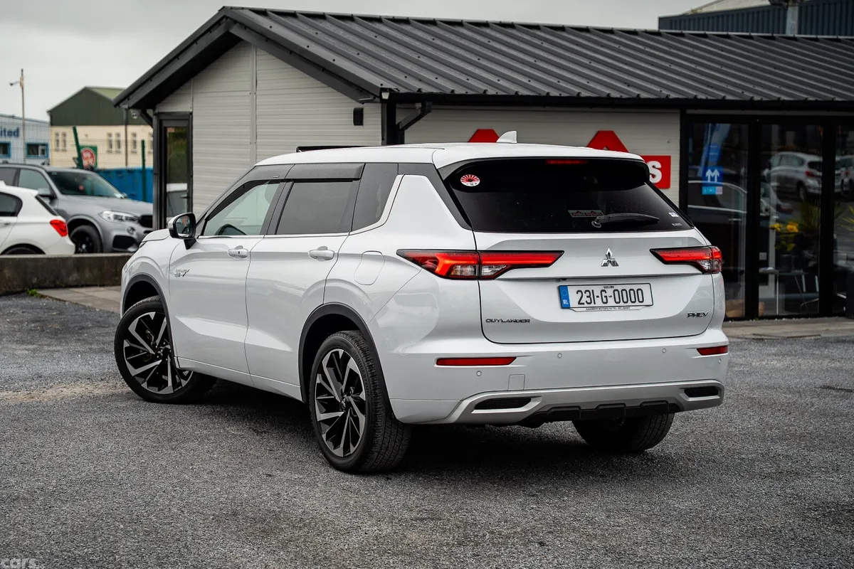 Mitsubishi Outlander SUV, Petrol Plug-in Hybrid, 2023, White