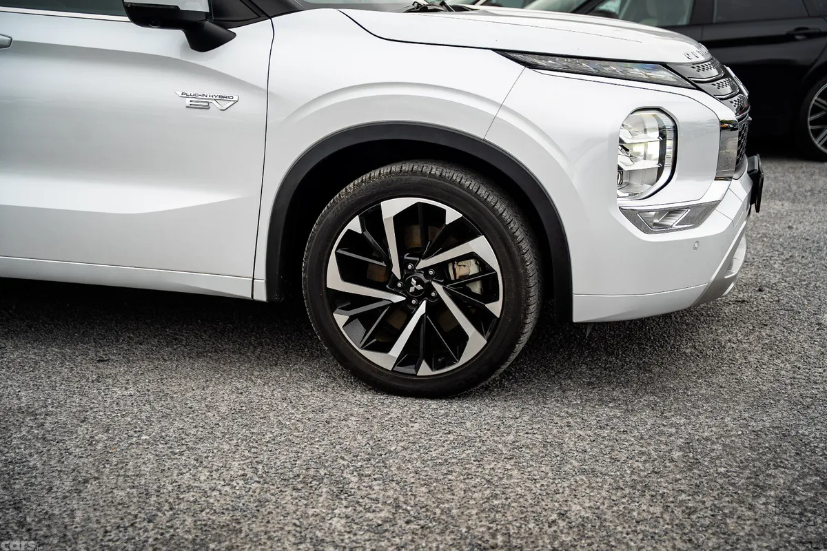 Mitsubishi Outlander SUV, Petrol Plug-in Hybrid, 2023, White