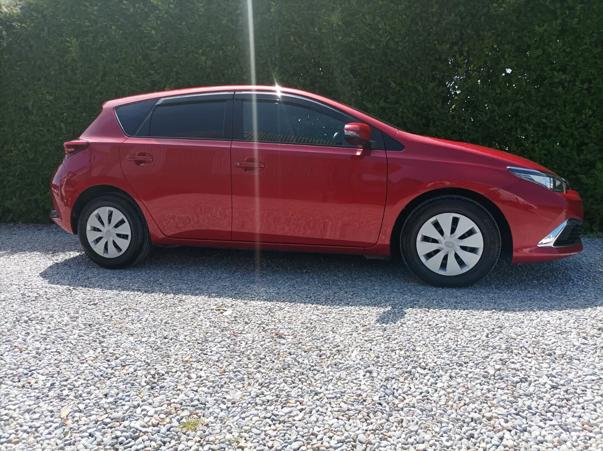Toyota Auris Hatchback, Petrol, 2017, Red