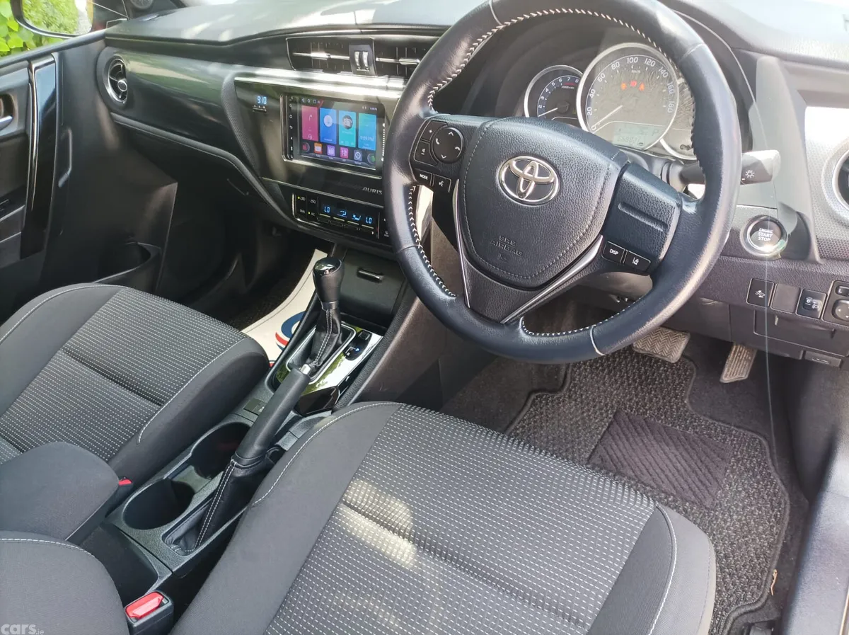 Toyota Auris Hatchback, Petrol, 2017, Red