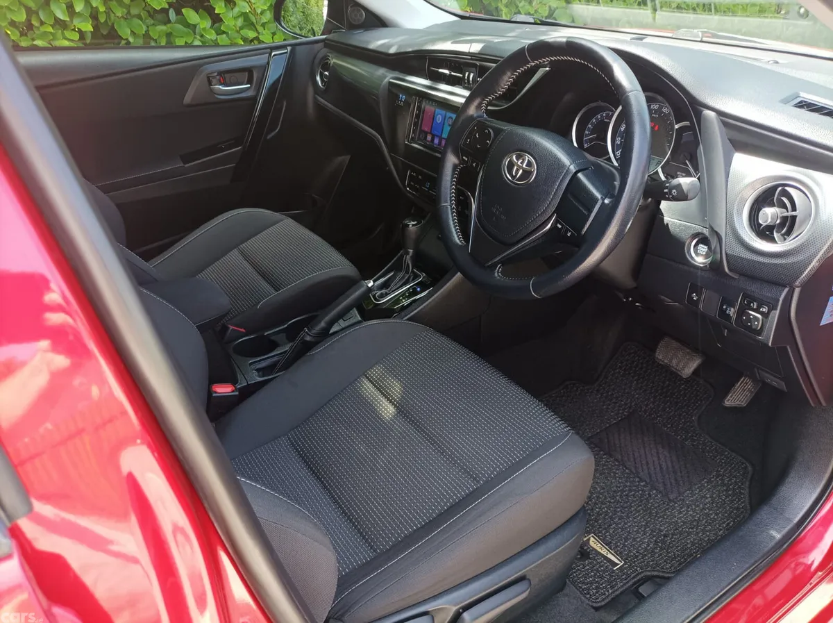 Toyota Auris Hatchback, Petrol, 2017, Red