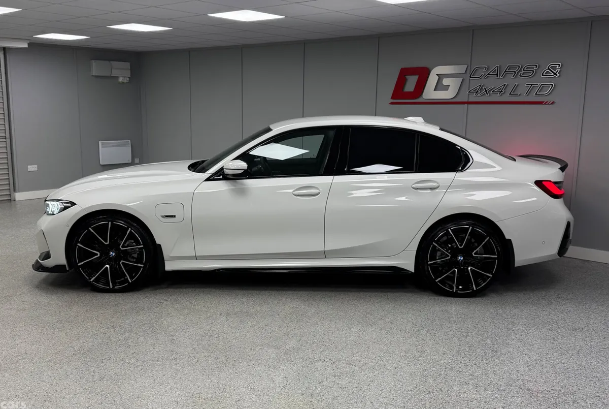 BMW 3-Series Saloon, Petrol Hybrid, 2022, White