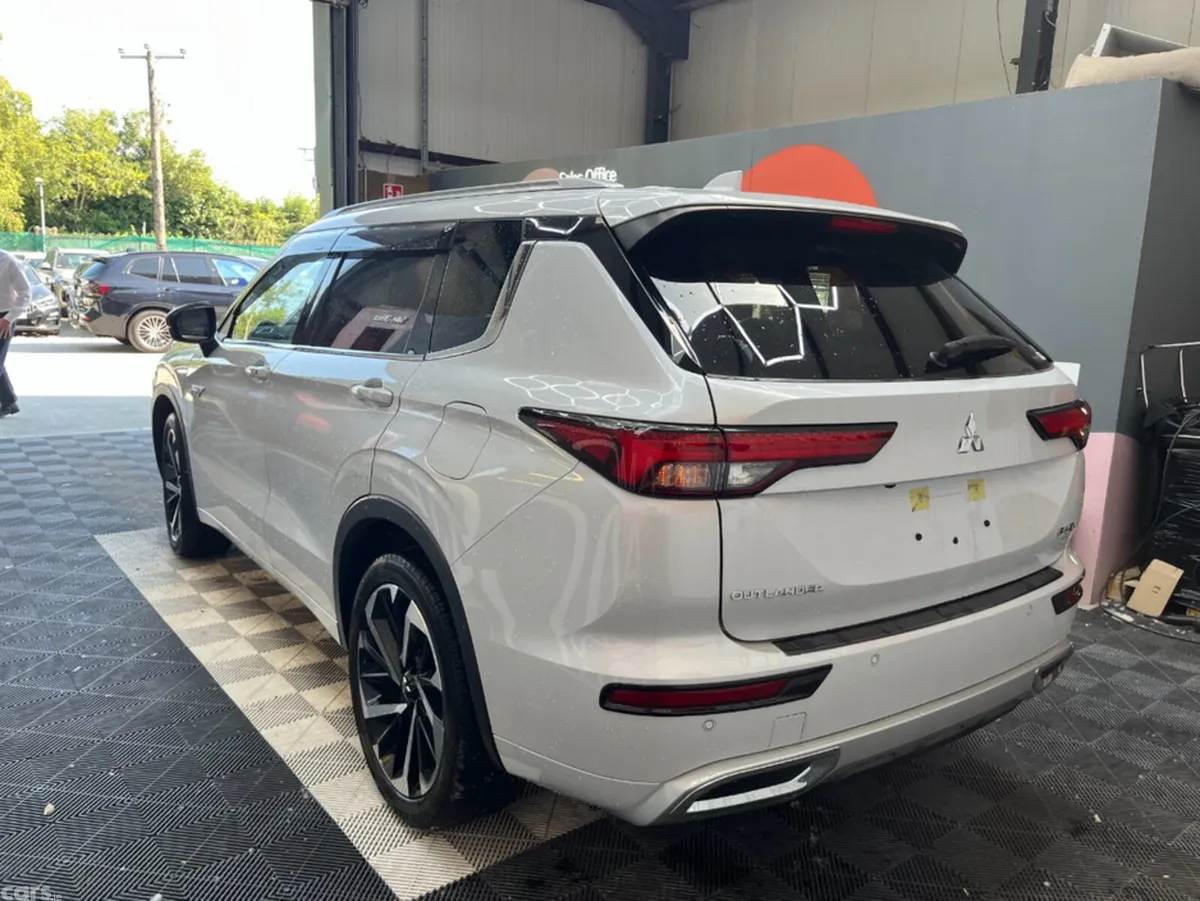 Mitsubishi Outlander SUV, Petrol Plug-in Hybrid, 2023, White