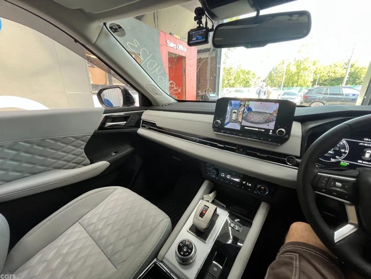 Mitsubishi Outlander SUV, Petrol Plug-in Hybrid, 2023, White