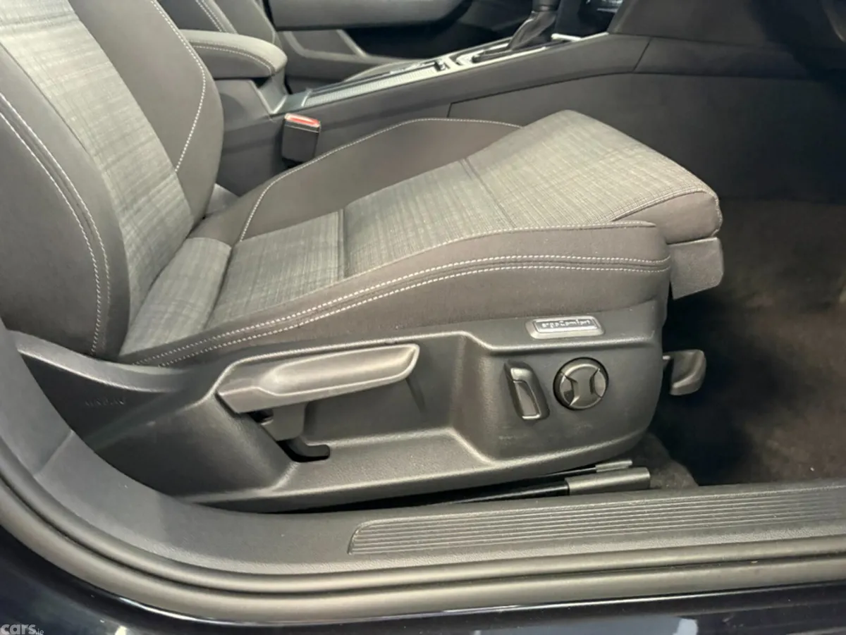 Volkswagen Passat Saloon, Diesel, 2022, Black