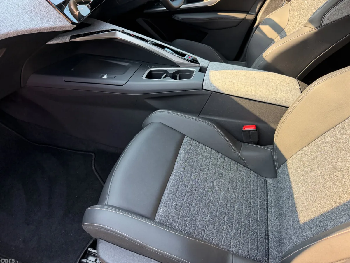 Peugeot 5008 MPV, Petrol Hybrid, 2026, Black