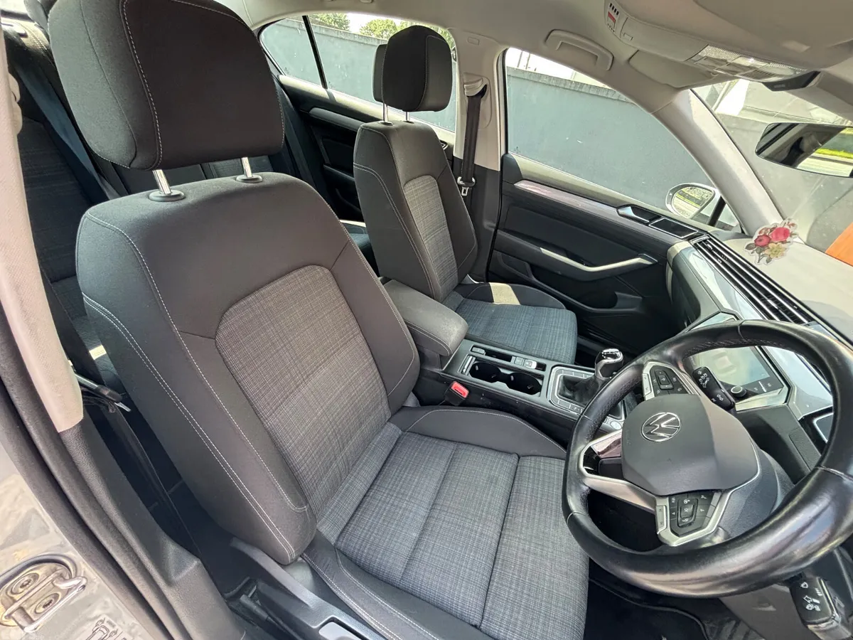 Volkswagen Passat Saloon, Diesel, 2022, Silver
