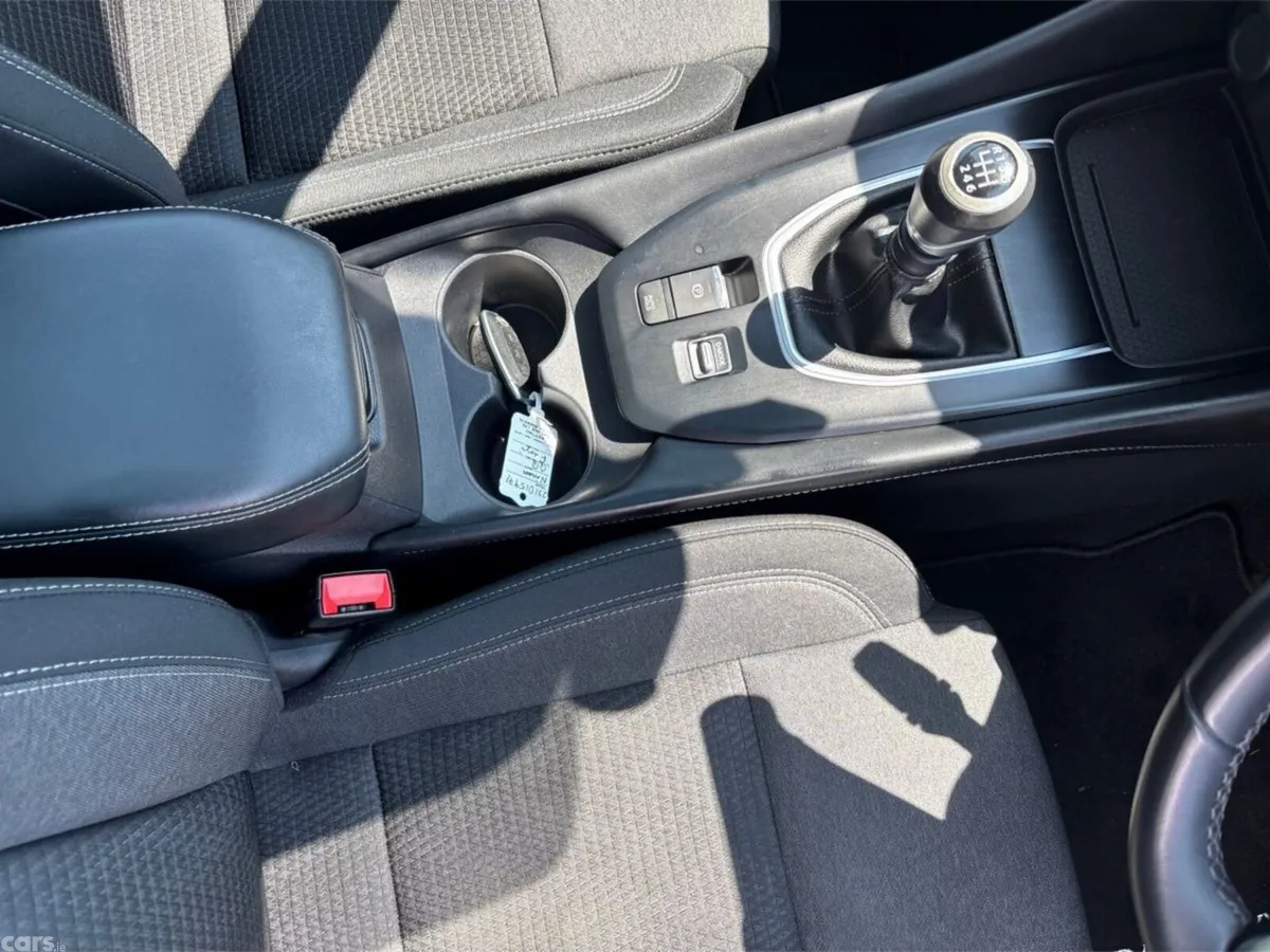 Nissan Qashqai MPV, Petrol, 2023, Red