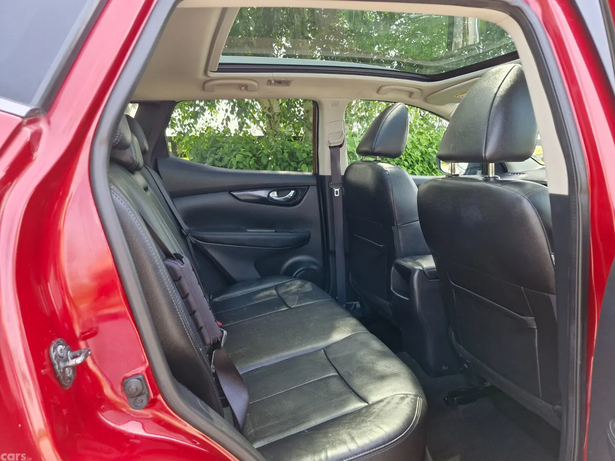 Nissan Qashqai Hatchback, Petrol, 2016, Red
