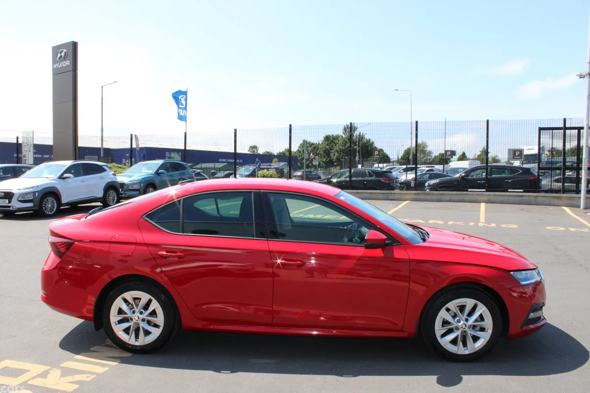 Skoda Octavia Saloon, Petrol, 2022, Red