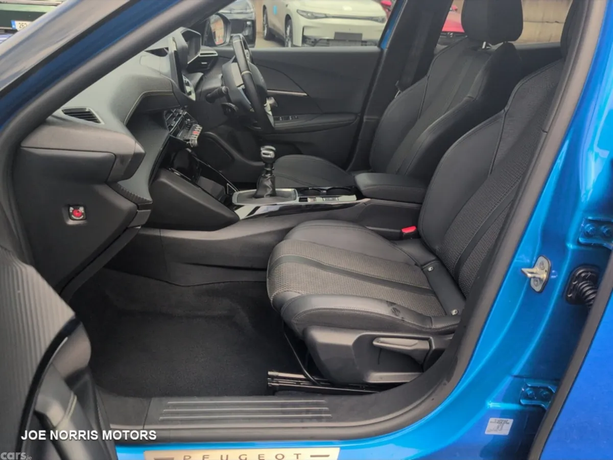 Peugeot 2008 MPV, Petrol, 2022, Blue