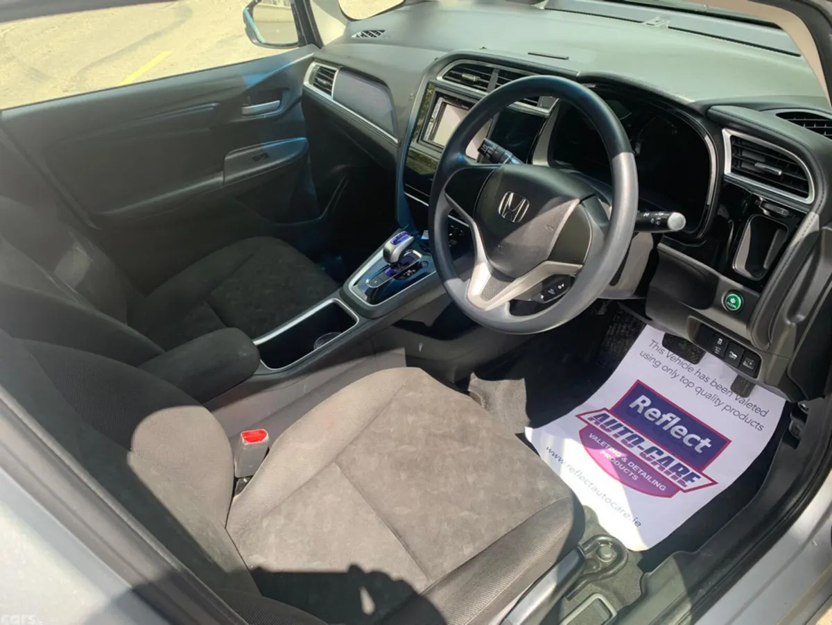 Honda Shuttle MPV, Petrol Hybrid, 2016, Silver