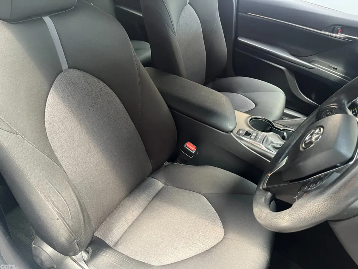 Toyota Camry Saloon, Petrol, 2021, White