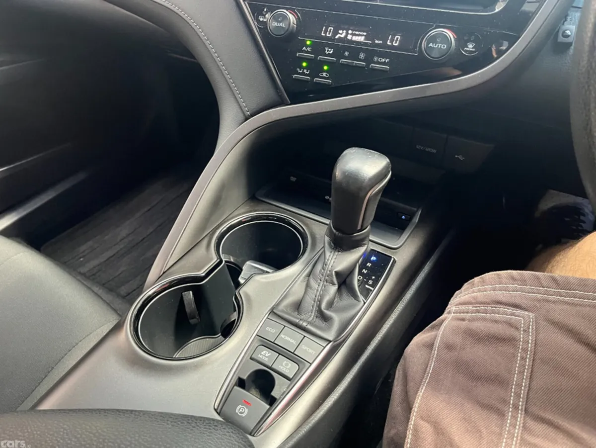 Toyota Camry Saloon, Petrol, 2021, White