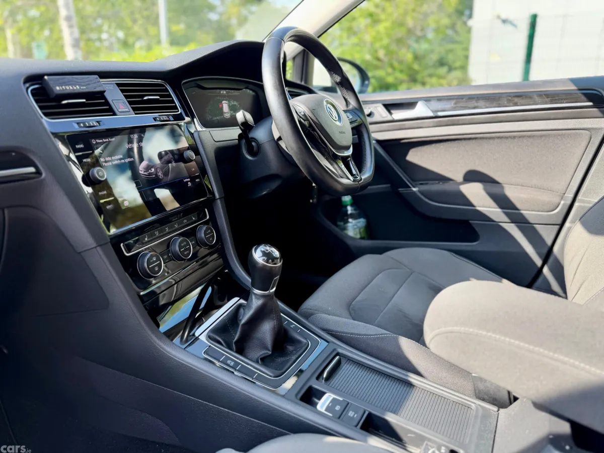 Volkswagen Golf Estate, Petrol, 2018, White