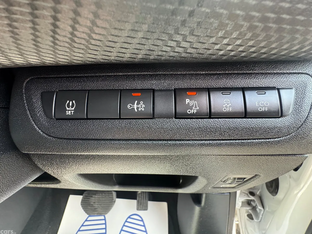 Peugeot 2008 SUV, Petrol, 2015, White