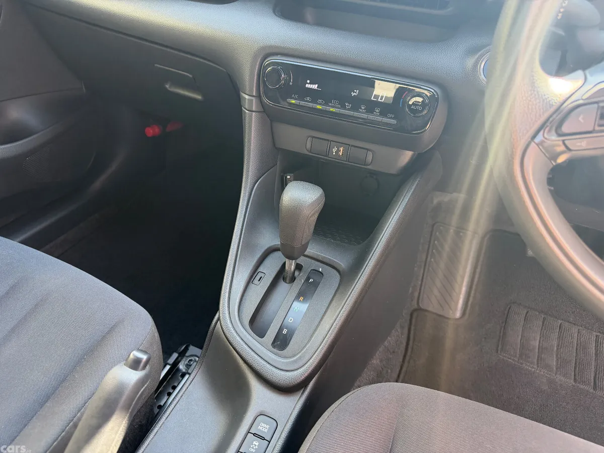 Toyota Yaris Hatchback, Petrol Hybrid, 2021, Silver
