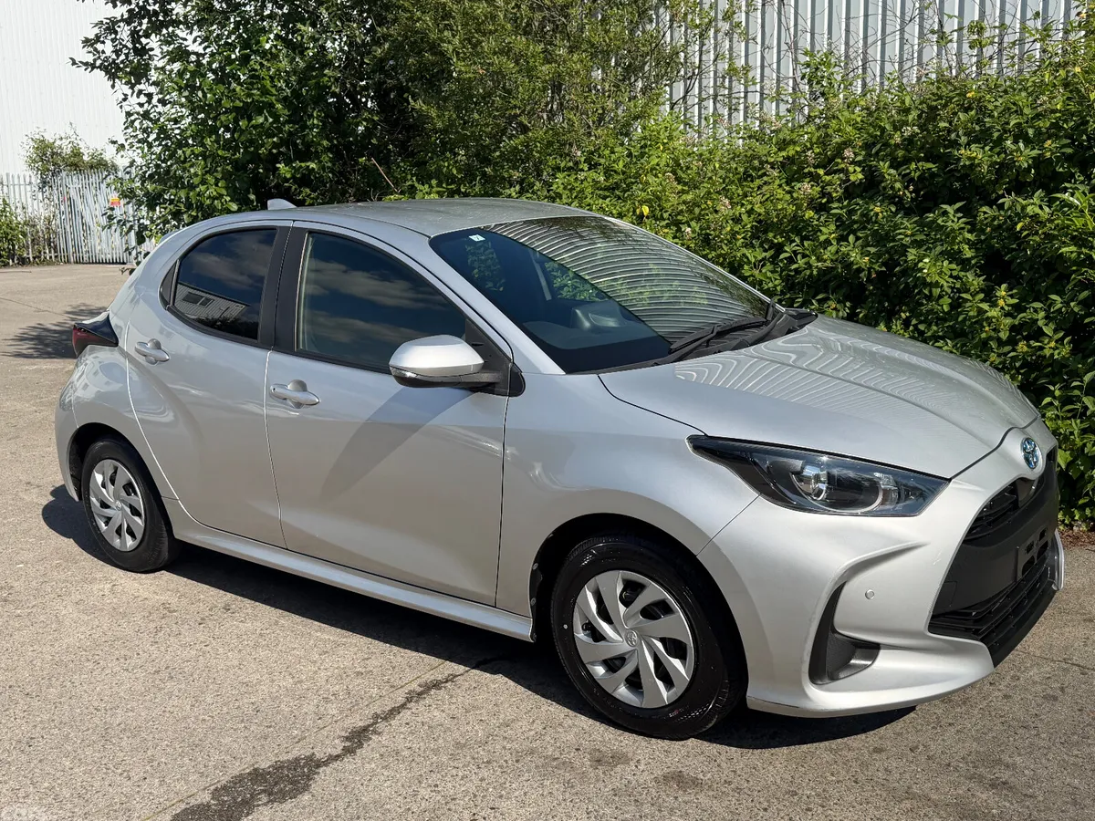 Toyota Yaris Hatchback, Petrol Hybrid, 2021, Silver