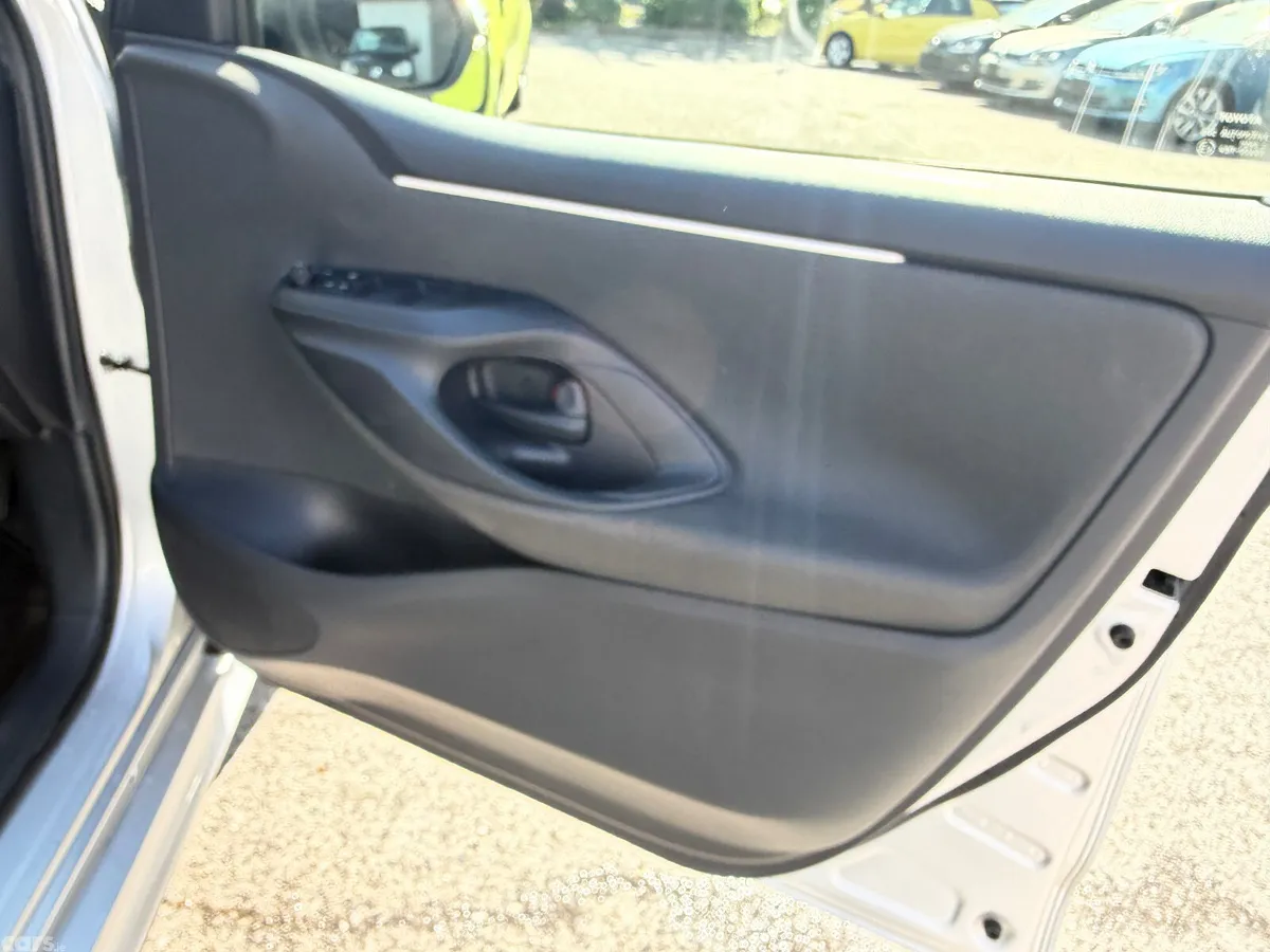 Toyota Yaris Hatchback, Petrol Hybrid, 2021, Silver