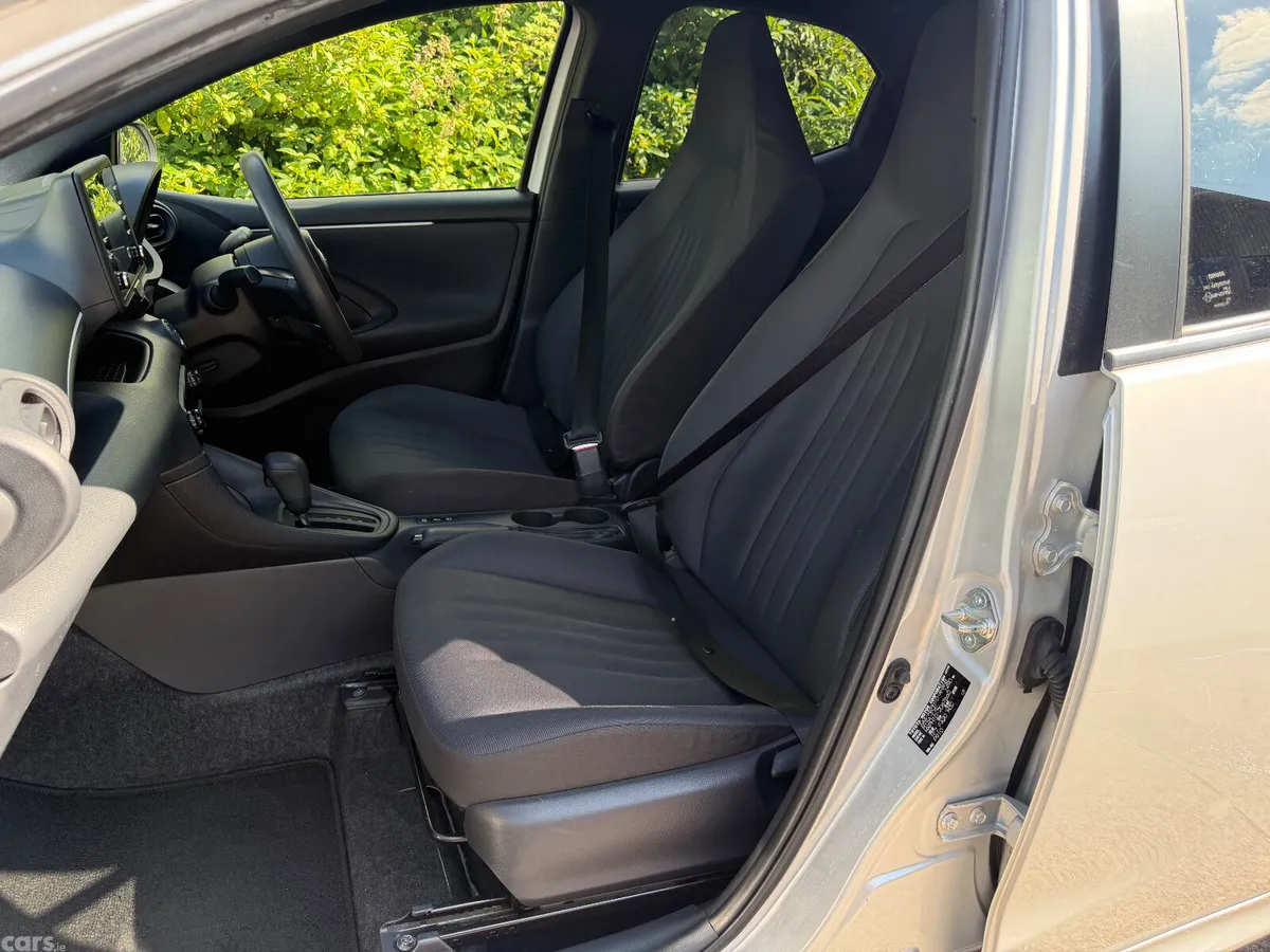 Toyota Yaris Hatchback, Petrol Hybrid, 2021, Silver