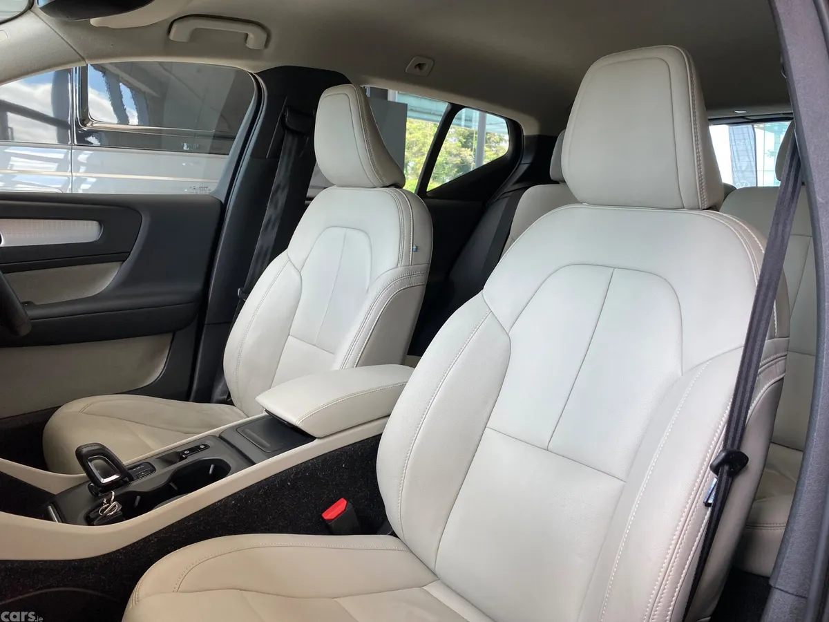 Volvo XC40 Estate, Diesel, 2020, Black