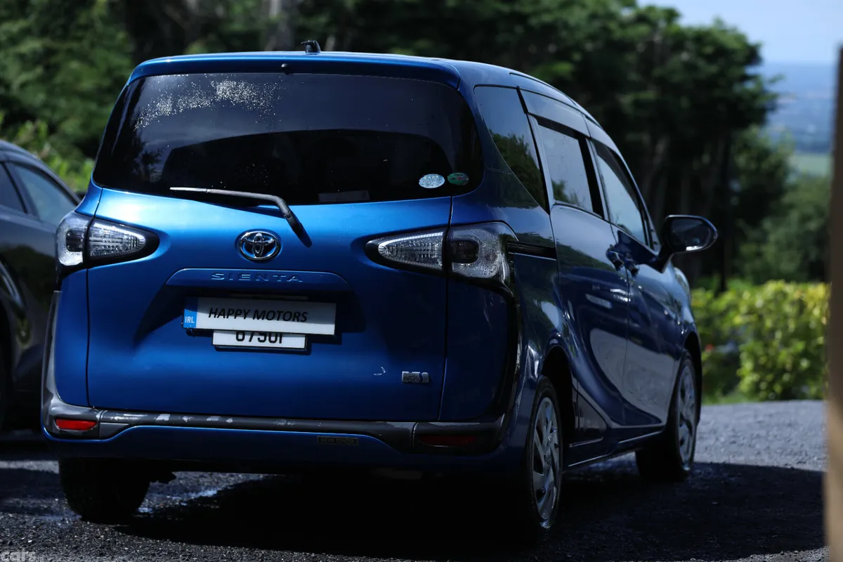 Toyota Sienta MPV, Petrol Hybrid, 2017, Blue