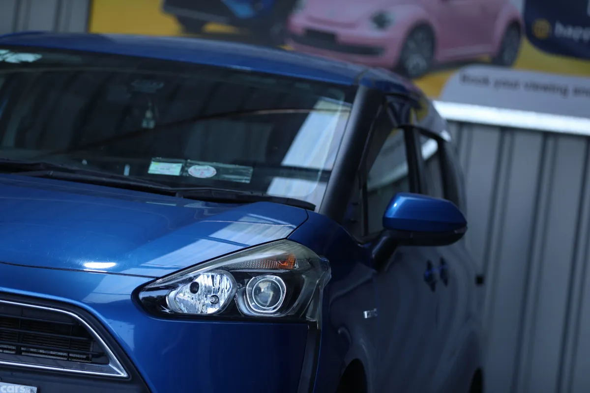 Toyota Sienta MPV, Petrol Hybrid, 2017, Blue