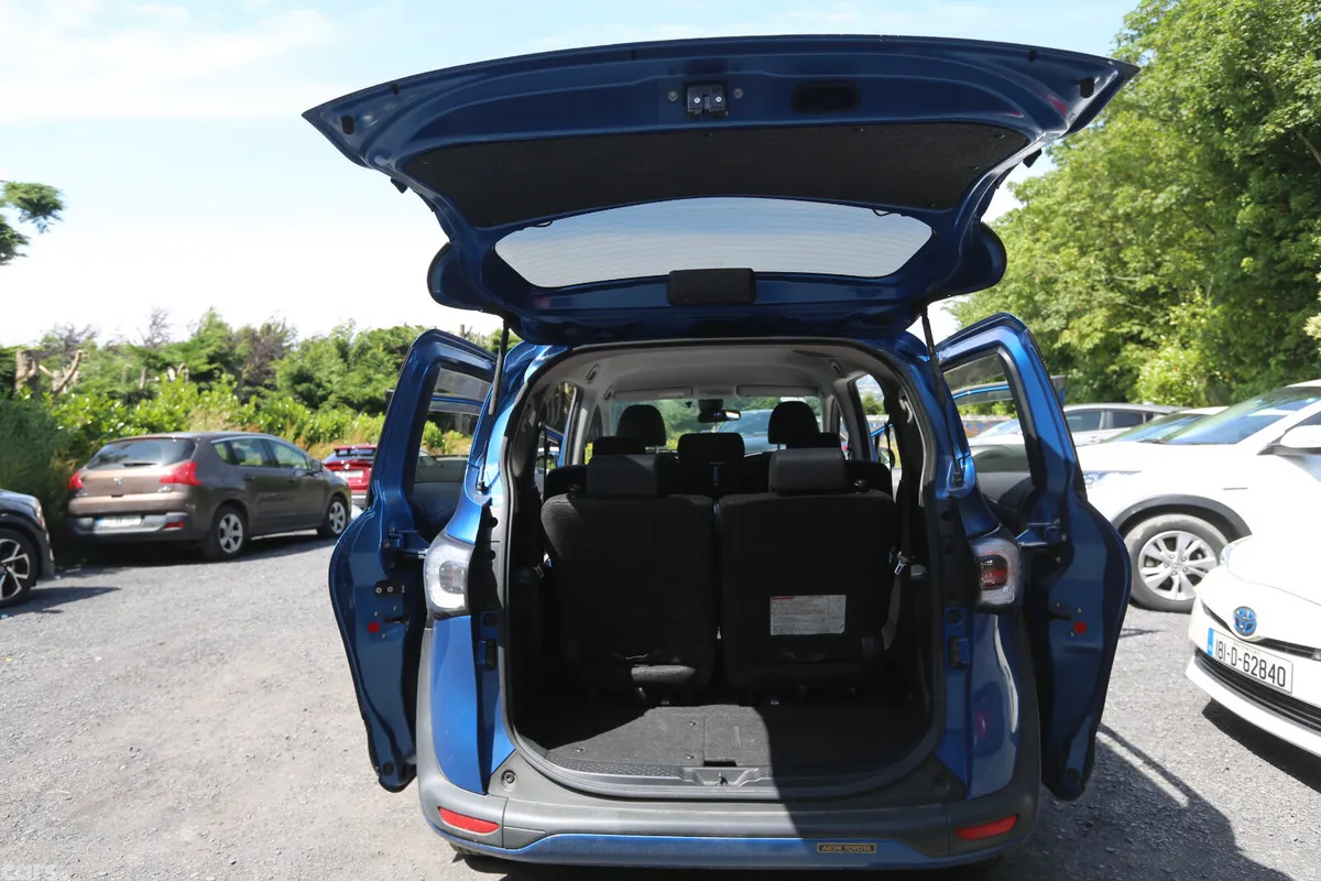 Toyota Sienta MPV, Petrol Hybrid, 2017, Blue