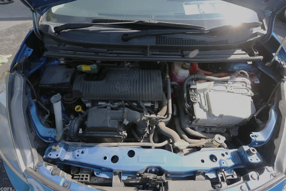Toyota Sienta MPV, Petrol Hybrid, 2017, Blue