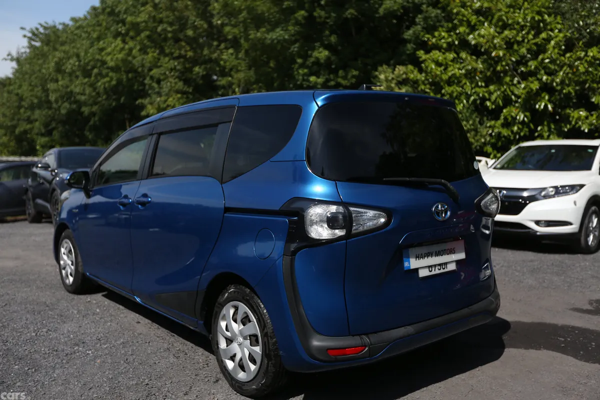 Toyota Sienta MPV, Petrol Hybrid, 2017, Blue