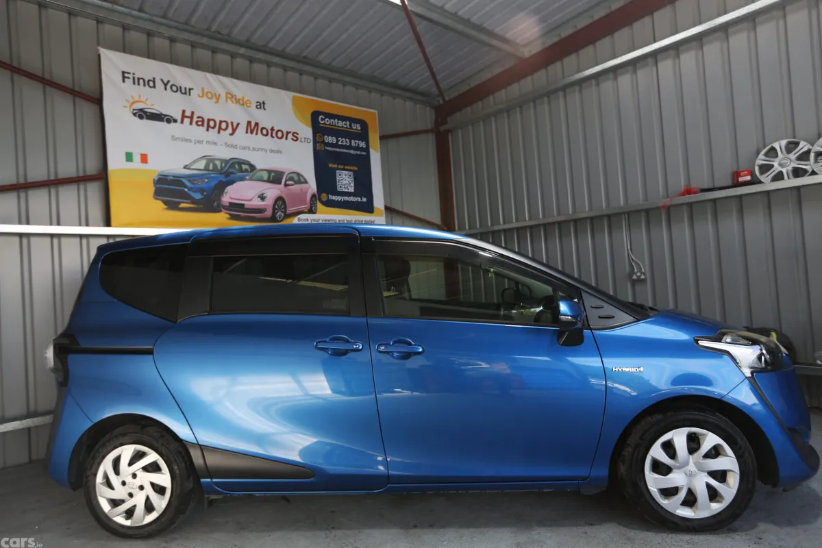 Toyota Sienta MPV, Petrol Hybrid, 2017, Blue