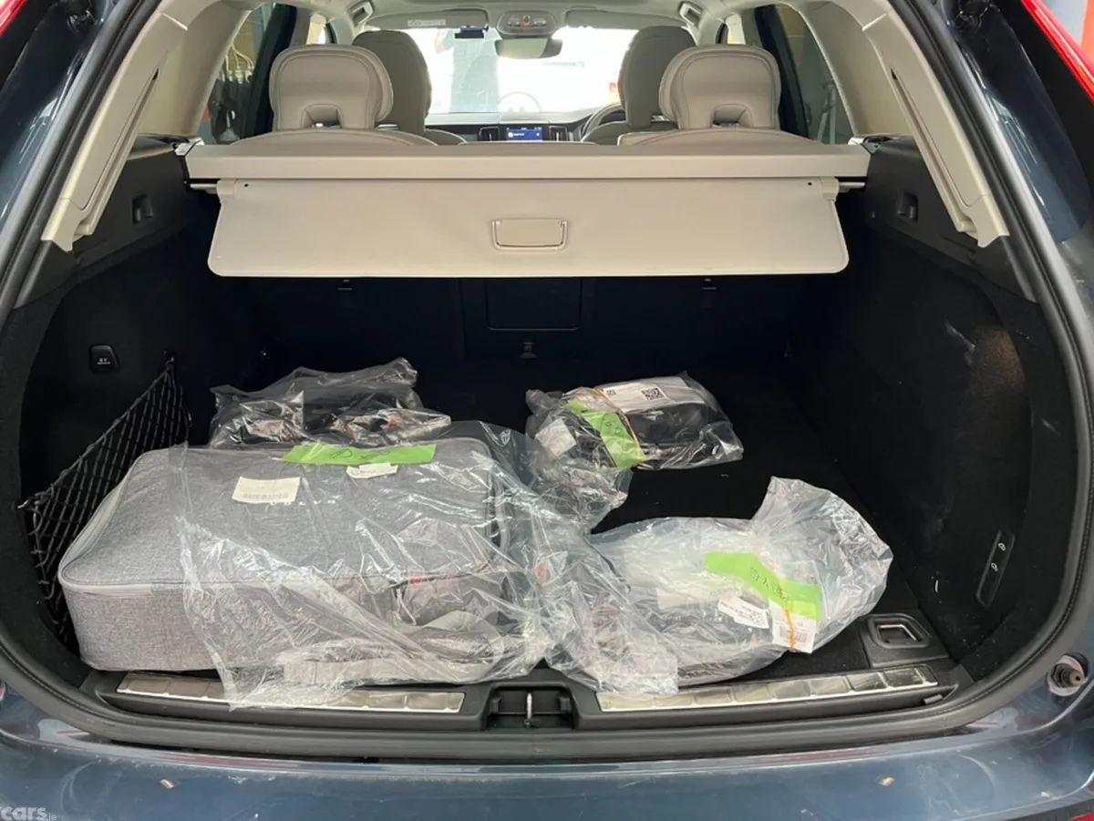 Volvo XC60 SUV, Petrol Plug-in Hybrid, 2025, Blue