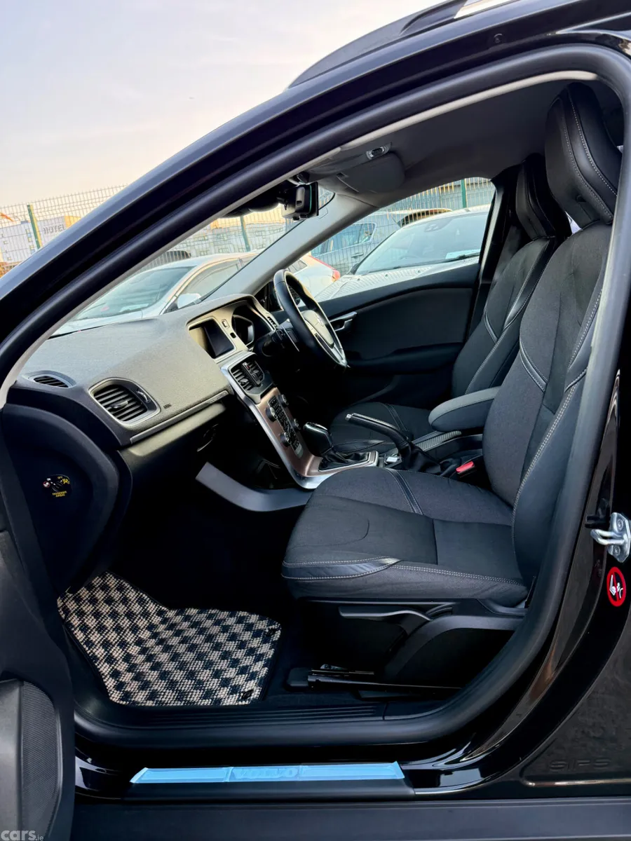 Volvo V40 Hatchback, Diesel, 2016, Black
