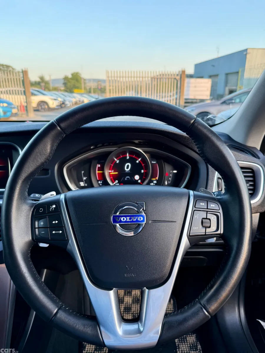 Volvo V40 Hatchback, Diesel, 2016, Black