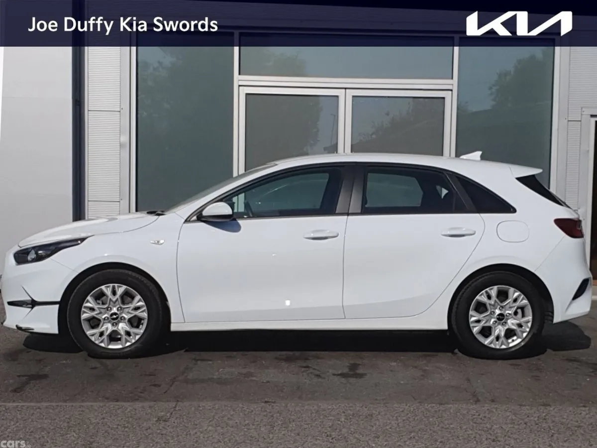 Kia Ceed Hatchback, Diesel Hybrid, 2023, White