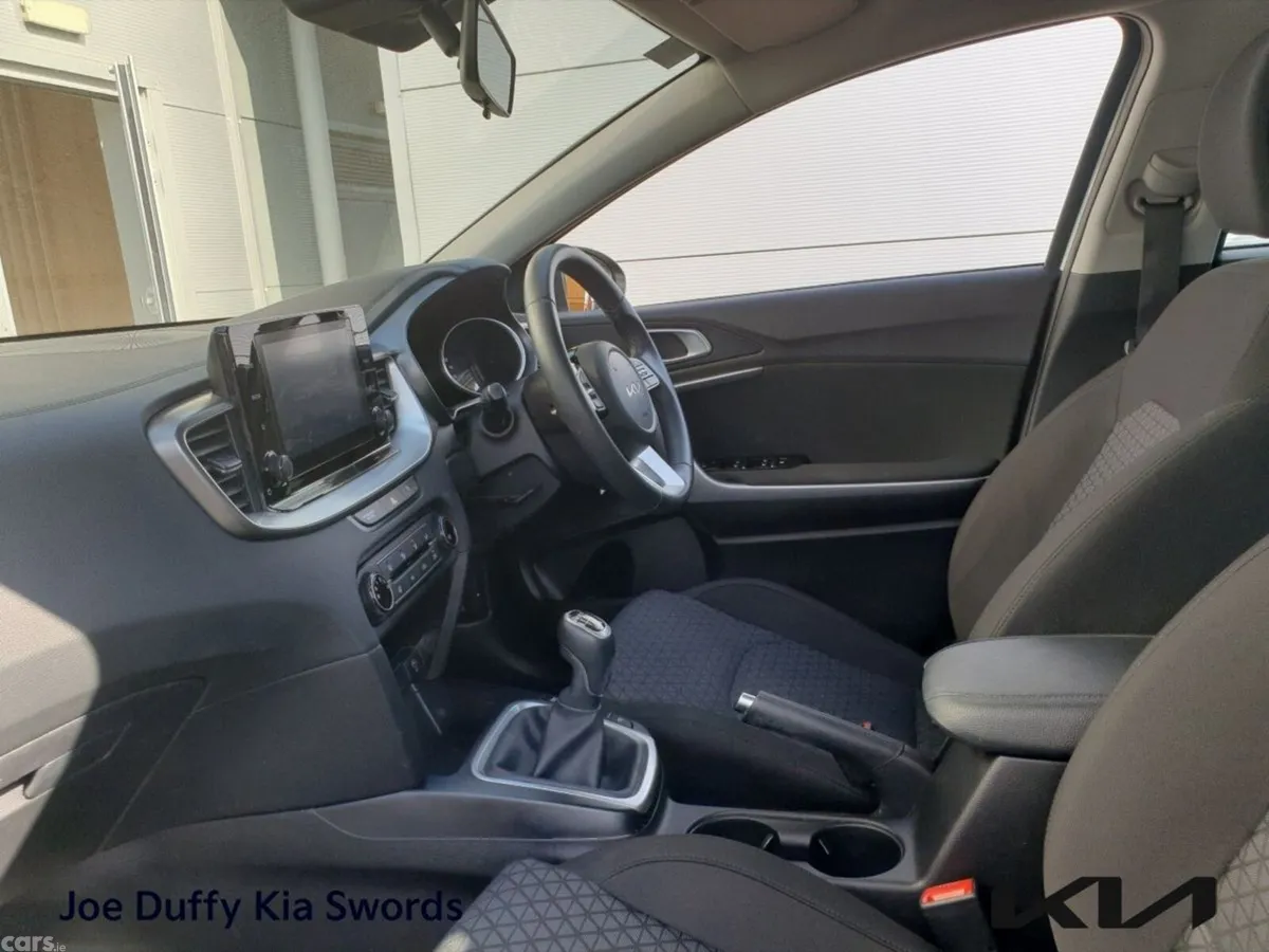 Kia Ceed Hatchback, Diesel Hybrid, 2023, White