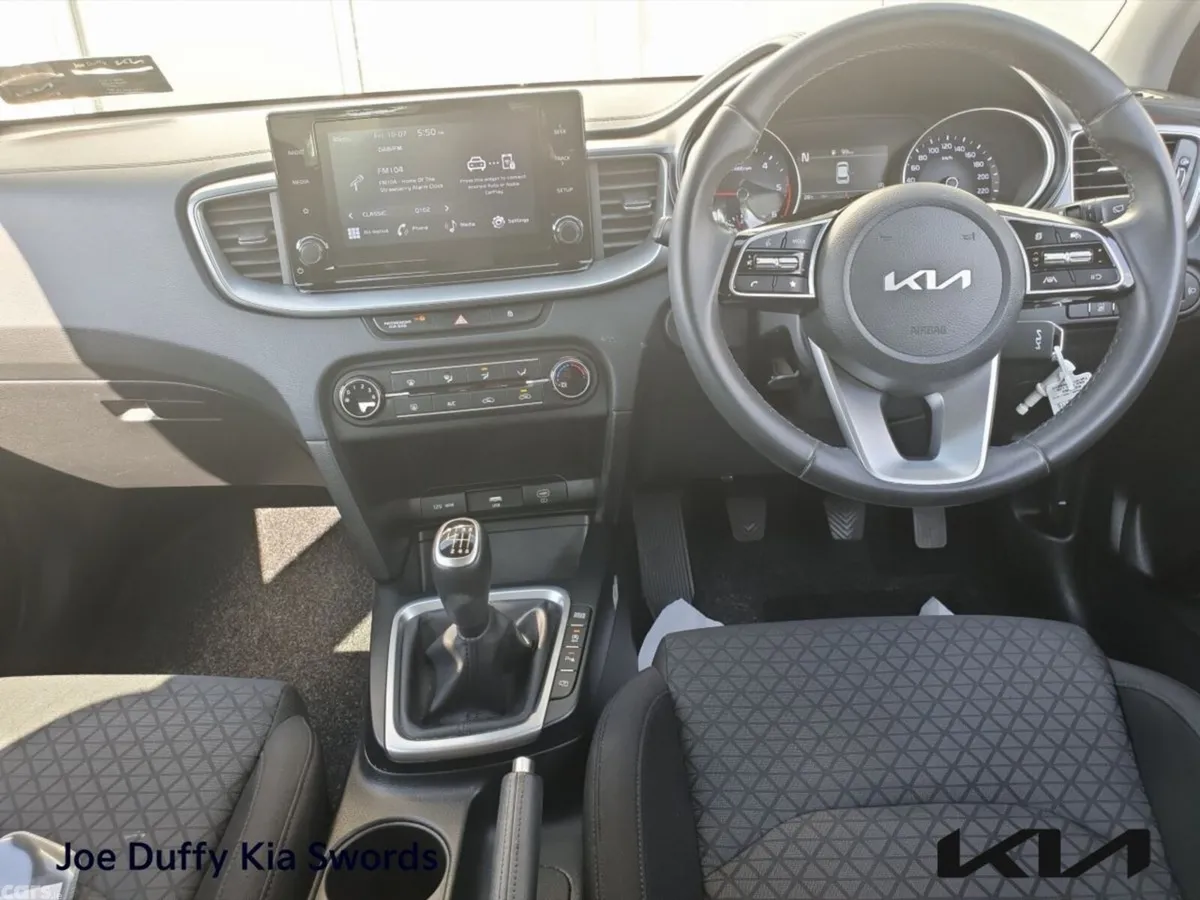 Kia Ceed Hatchback, Diesel Hybrid, 2023, White