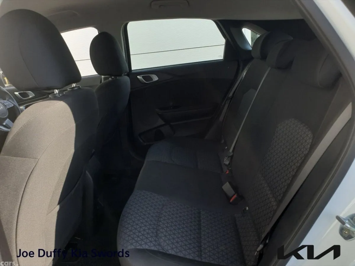 Kia Ceed Hatchback, Diesel Hybrid, 2023, White
