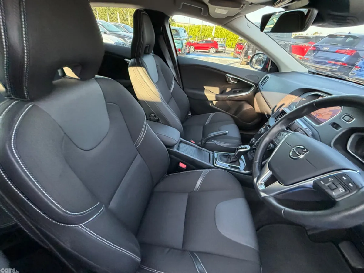 Volvo V40 Hatchback, Diesel, 2018, Red